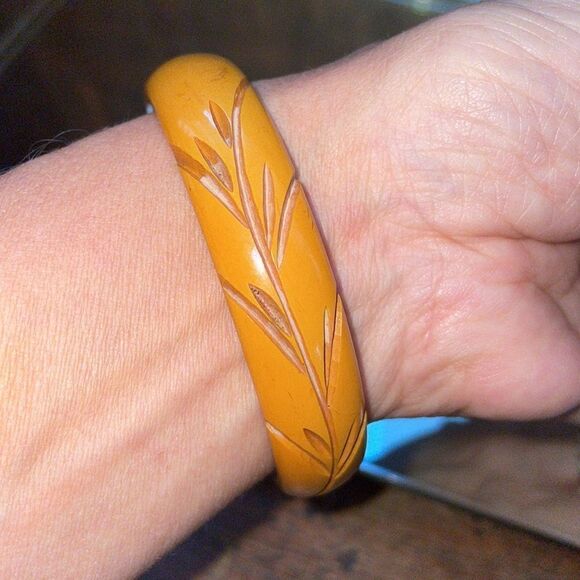 Vtg Bakelite orange bangle bracelet with wheat carving - Picture 4 of 6